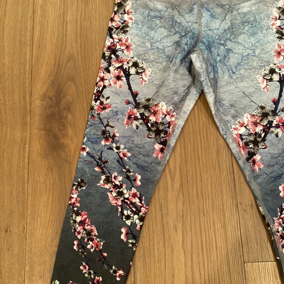 Beautiful leggings! - Picture 3 of 3